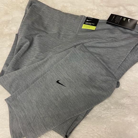 Last one! NWT! Nike Plus size moisture wicking tights 3X grey - Picture 2 of 7
